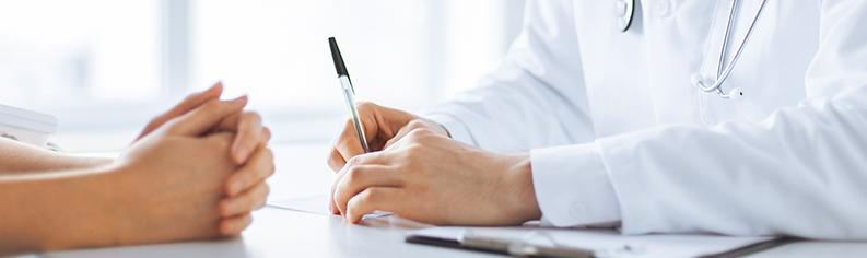 Nahaufnahme eines Arztes, der Notizen macht