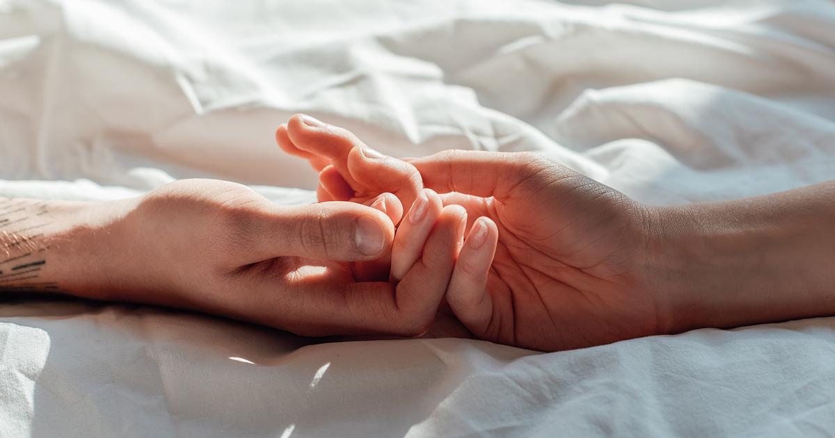 Nahaufnahme von einem Paar, das Händchen hält