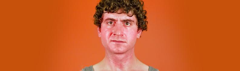 Mann mit rotem Gesicht.