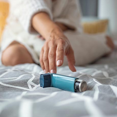 Quelle est la différence entre un inhalateur bleu et un inhalateur rouge-brun ?