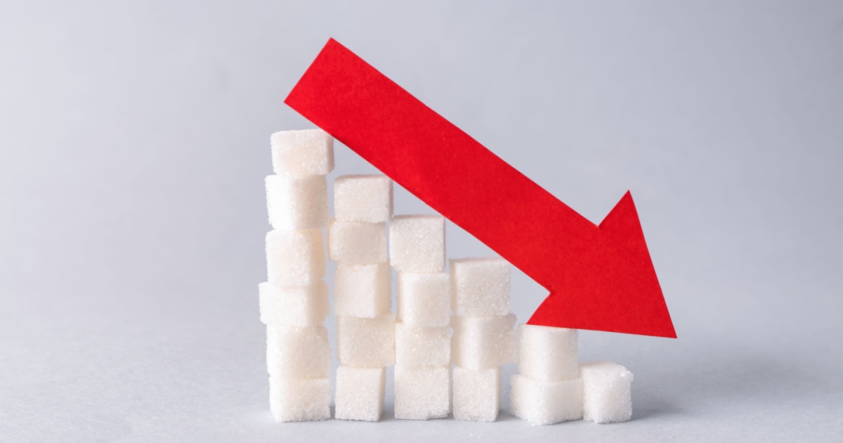 Stabler av sukkerbiter med en stor rød pil som peker nedover.