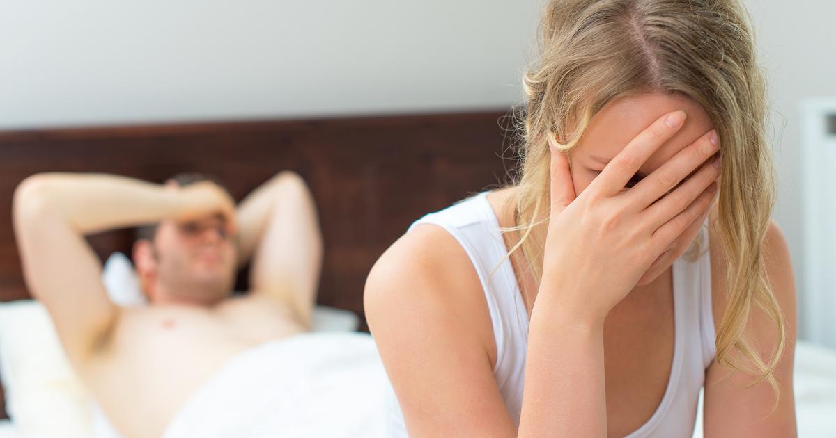 Opprørt ungt par som har seksuelle problemer.