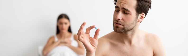 Homem toma medicamentos para problemas de saúde sexual masculina