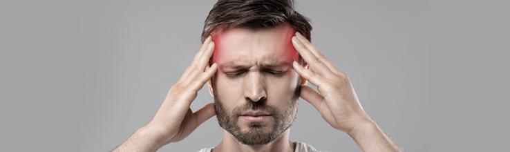 Mann mittleren Alters mit Kopfschmerzen