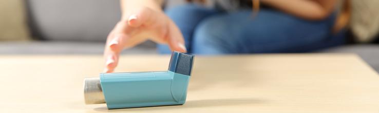 Frau erlebt einen Asthma-Anfall