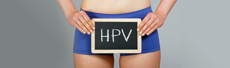 Frau hält Schild mit HPV Zeichen vor Ihrem Schritt