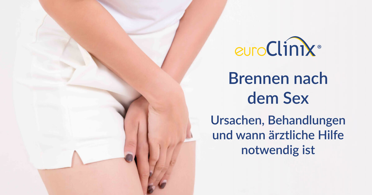 Frau hält sich mit beiden Händen am Schritt