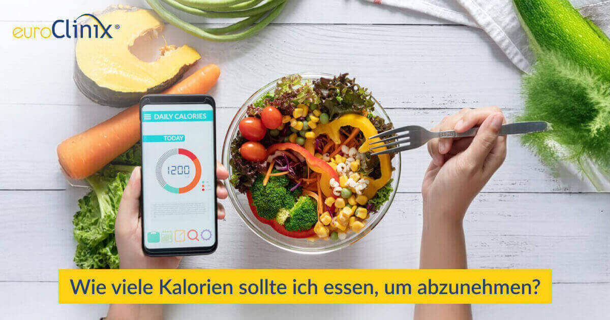 Person verwendet während dem Essen einen Kalorienrechner auf dem Handy