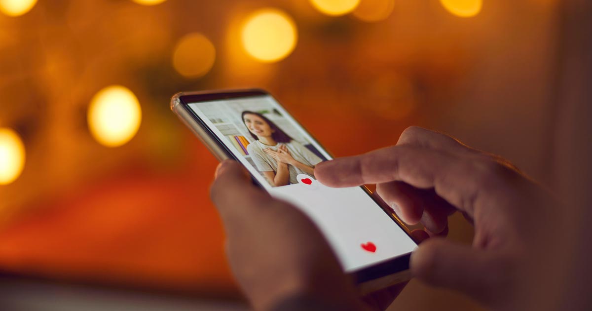 Person verwendet eine Dating-App am Handy.