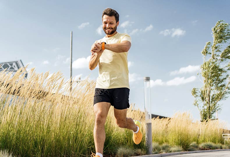 Mann läuft im Freien