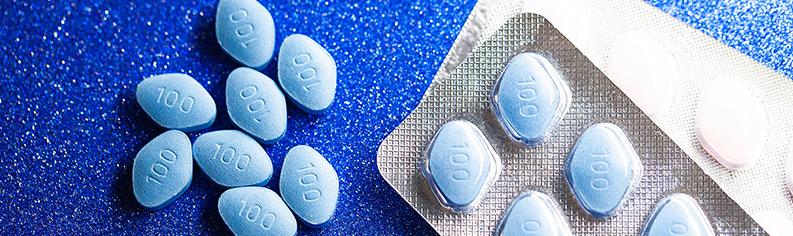 Viagra Tabletten in und um Blisterverpackung.
