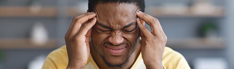 Ung mand med smerter af hovedpine