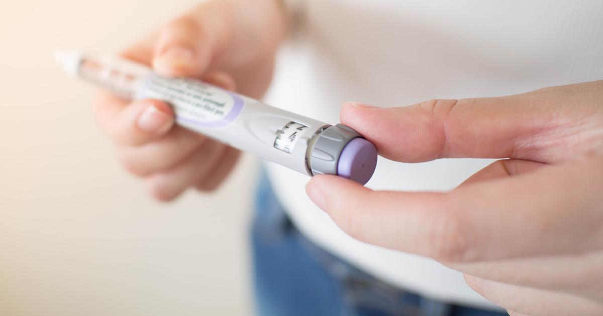 En person, der holder en injicerbar pen