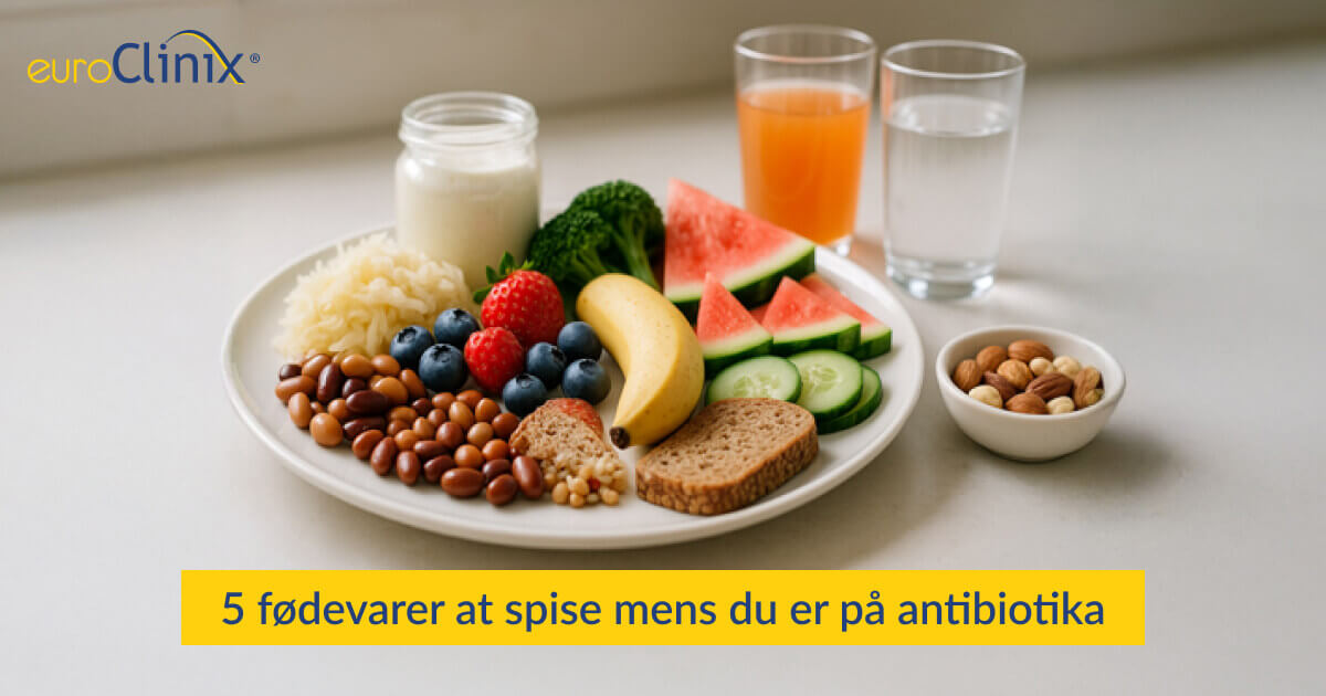 Udvalg af sund mad og drikkevarer på en tallerken