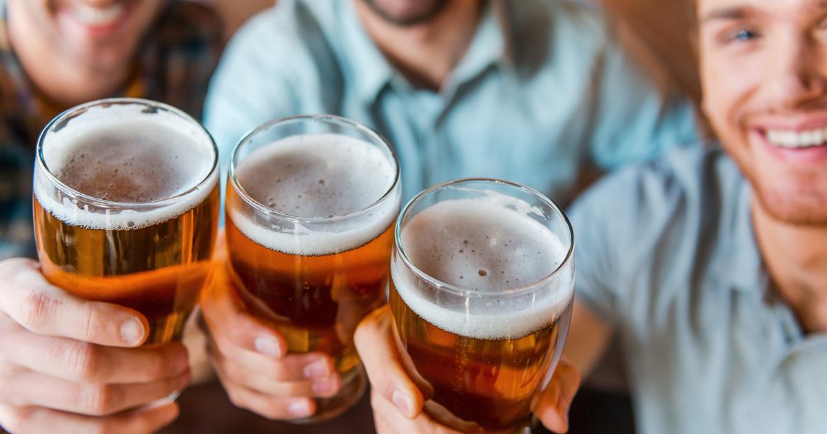 Iloiset miehet kilistävät oluttuoppejaan