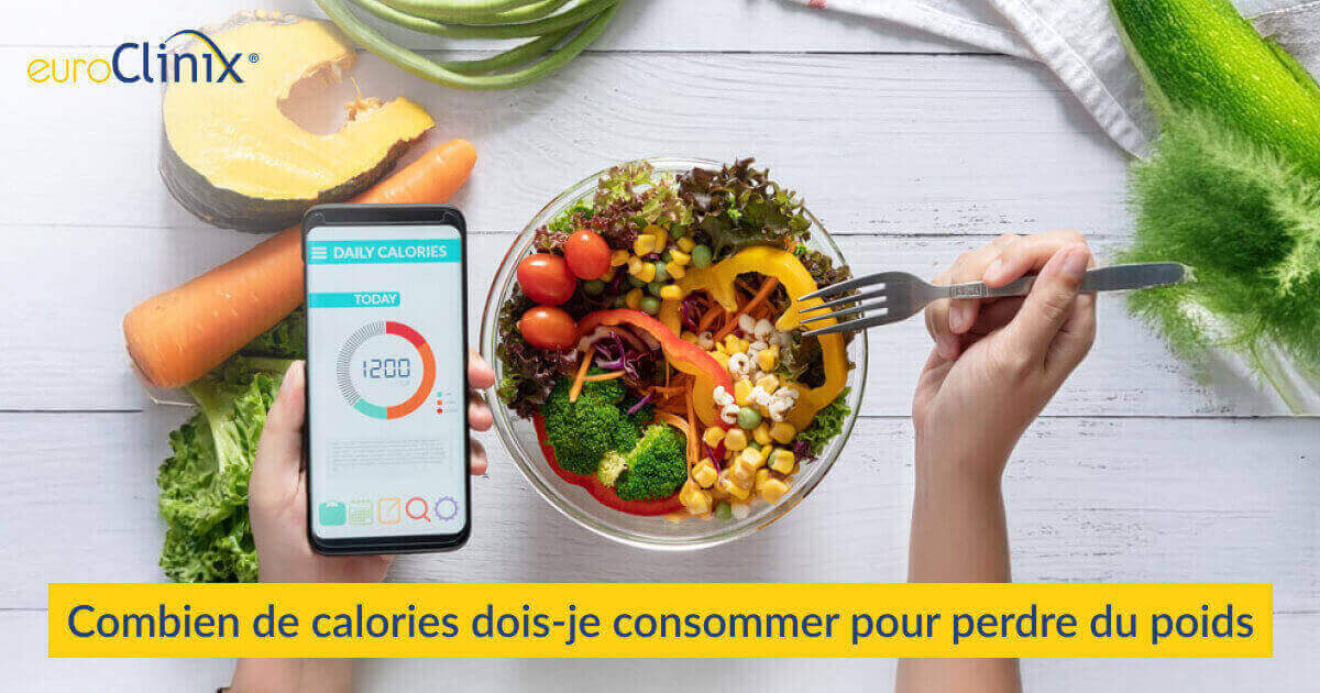 Personne utilisant un calculateur de calories sur son téléphone pendant qu'elle mange