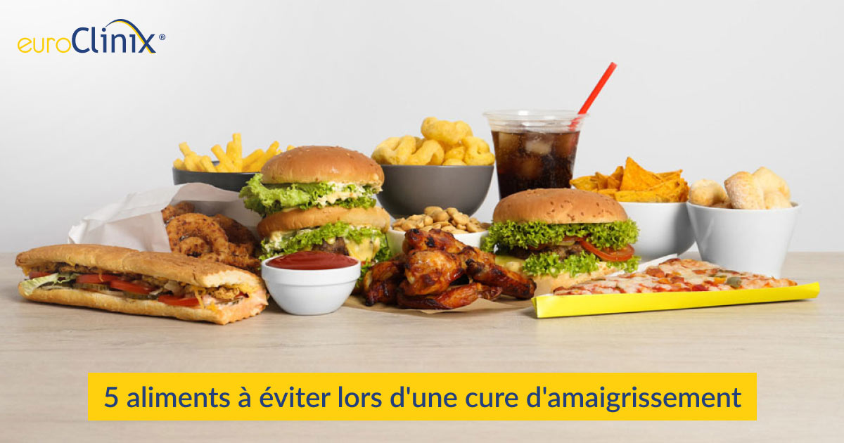 Sélection d'aliments et de boissons malsains sur fond gris.
