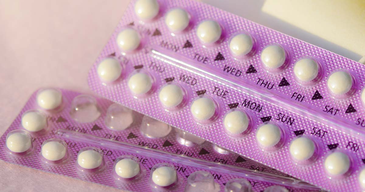Deux plaquettes de pilules contraceptives roses