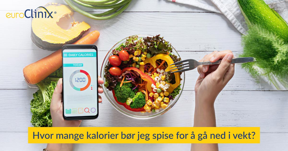 Person som bruker en kalorikalkulator på mobilen mens de spiser