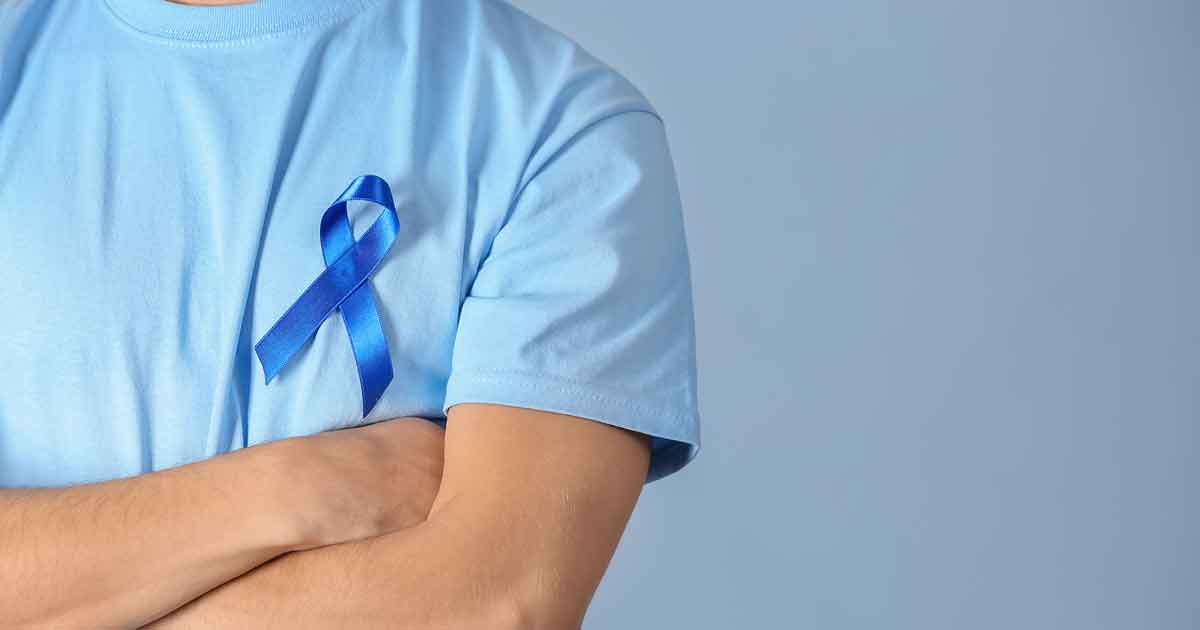 En mann med et blått bånd som representerer prostatakreft
