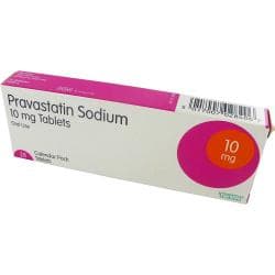 Forsiden av en Pravastatin 10 mg boks, inneholder 28 tabletter