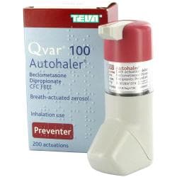 Forsiden av en Qvar 100 Autohaler eske, med inhalator på siden