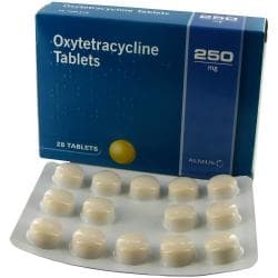 Forsiden av boks med 28 Oxytetrasyklin 250 mg tabletter, tabletter i blisterpakning lagt foran