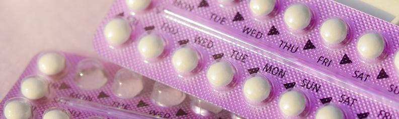 Dwie różowe blistry pigułek antykoncepcyjnych