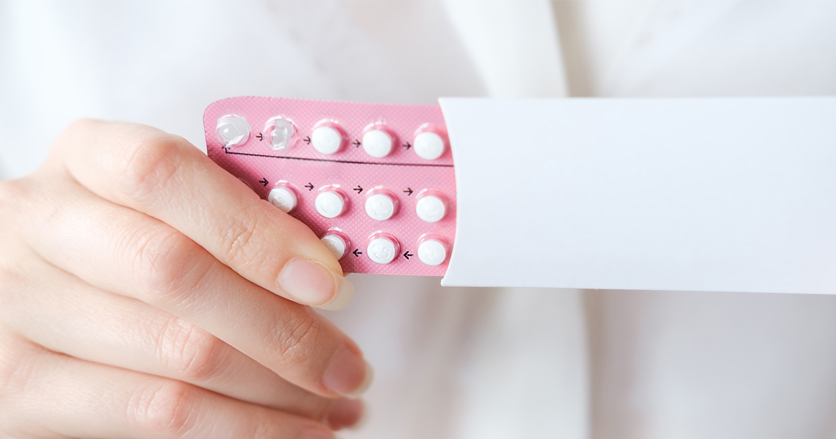 Kobieta trzymająca w ręce blister tabletek antykoncepcyjnych