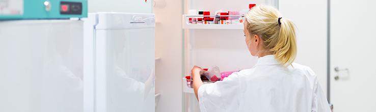 Mulher colocando medicamentos em um armário
