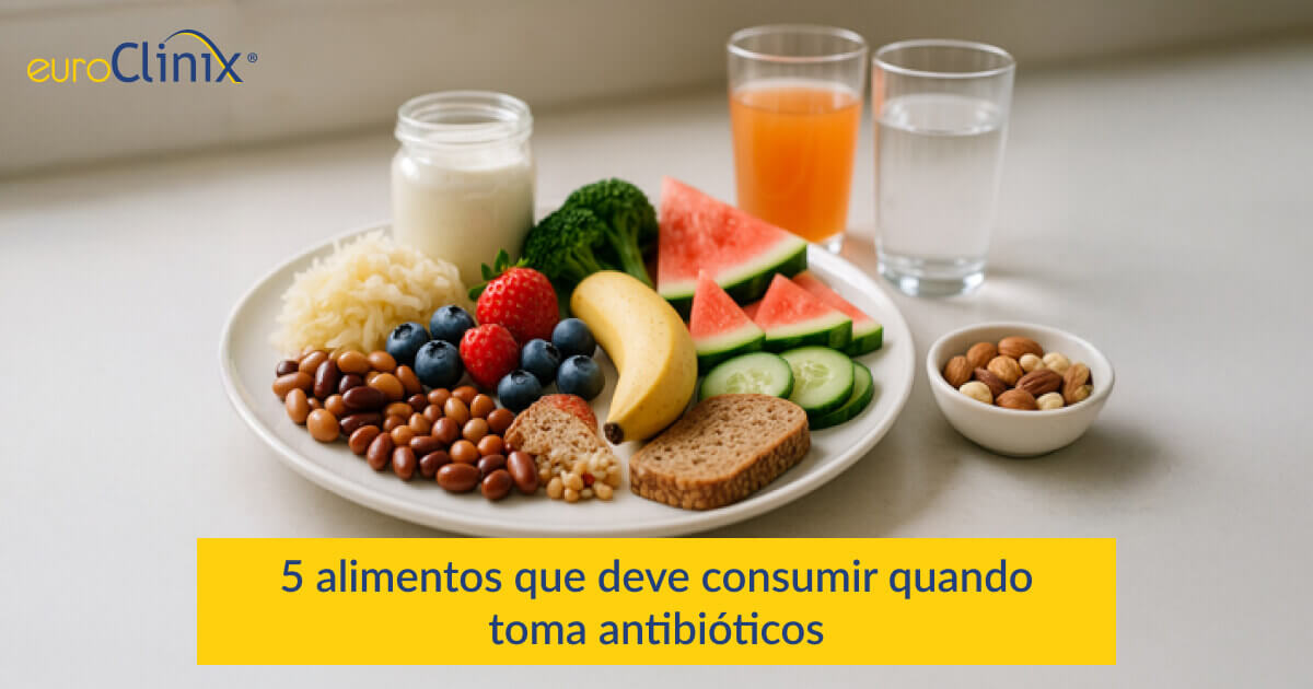 Seleção de alimentos e bebidas saudáveis num prato
