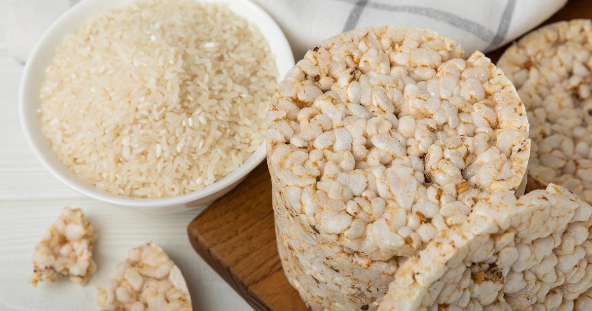 Bolachas de arroz simples ao lado de uma tigela de arroz 