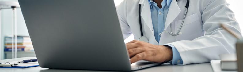 Médico realiza consulta online