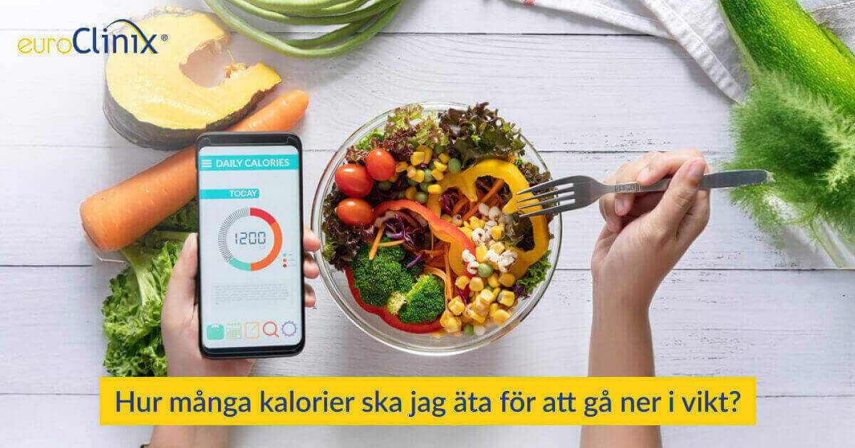 Person som använder en kaloriräknare på sin telefon medan han äter