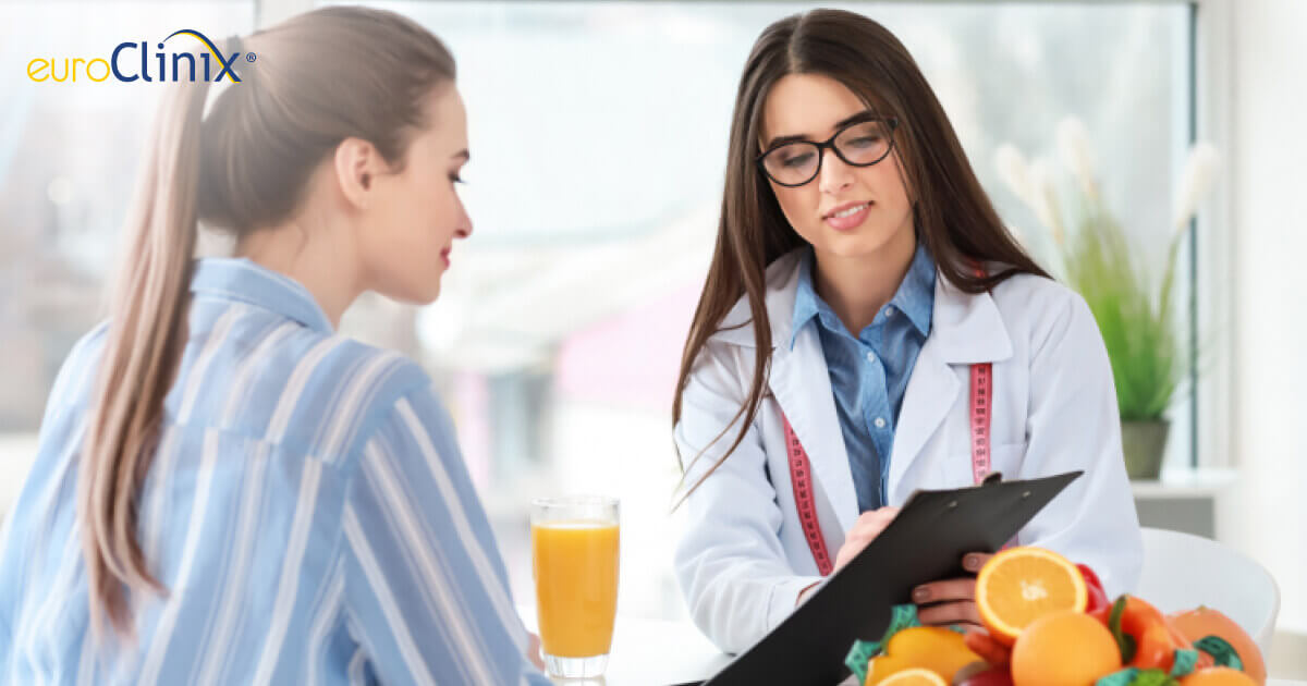 Foto av en kvinna som söker råd hos en nutritionist